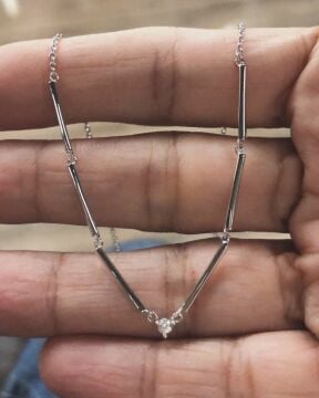 Taş Detaylı Çubuk Kolye