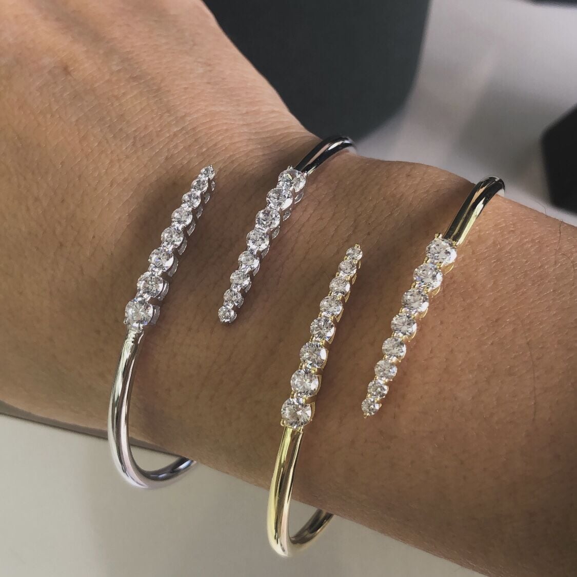 Çapraz Taşlı İthal Kelepçe Bileklik