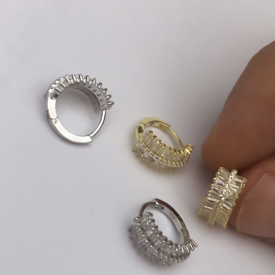 Minimal Baget Taşlı Halka Küpe (Çift)