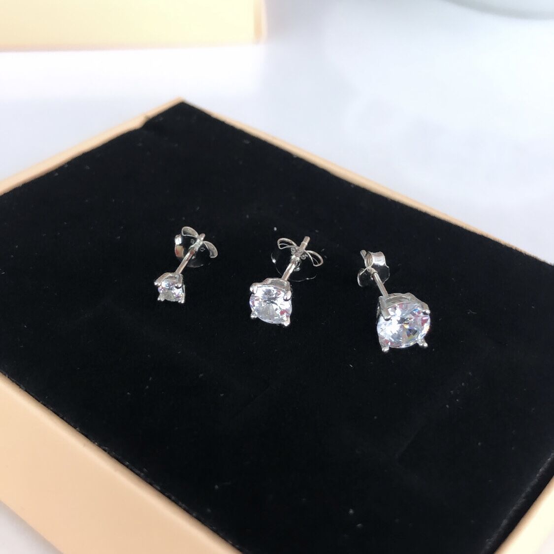 Tek Taş Küpe Beyaz  (Tek)