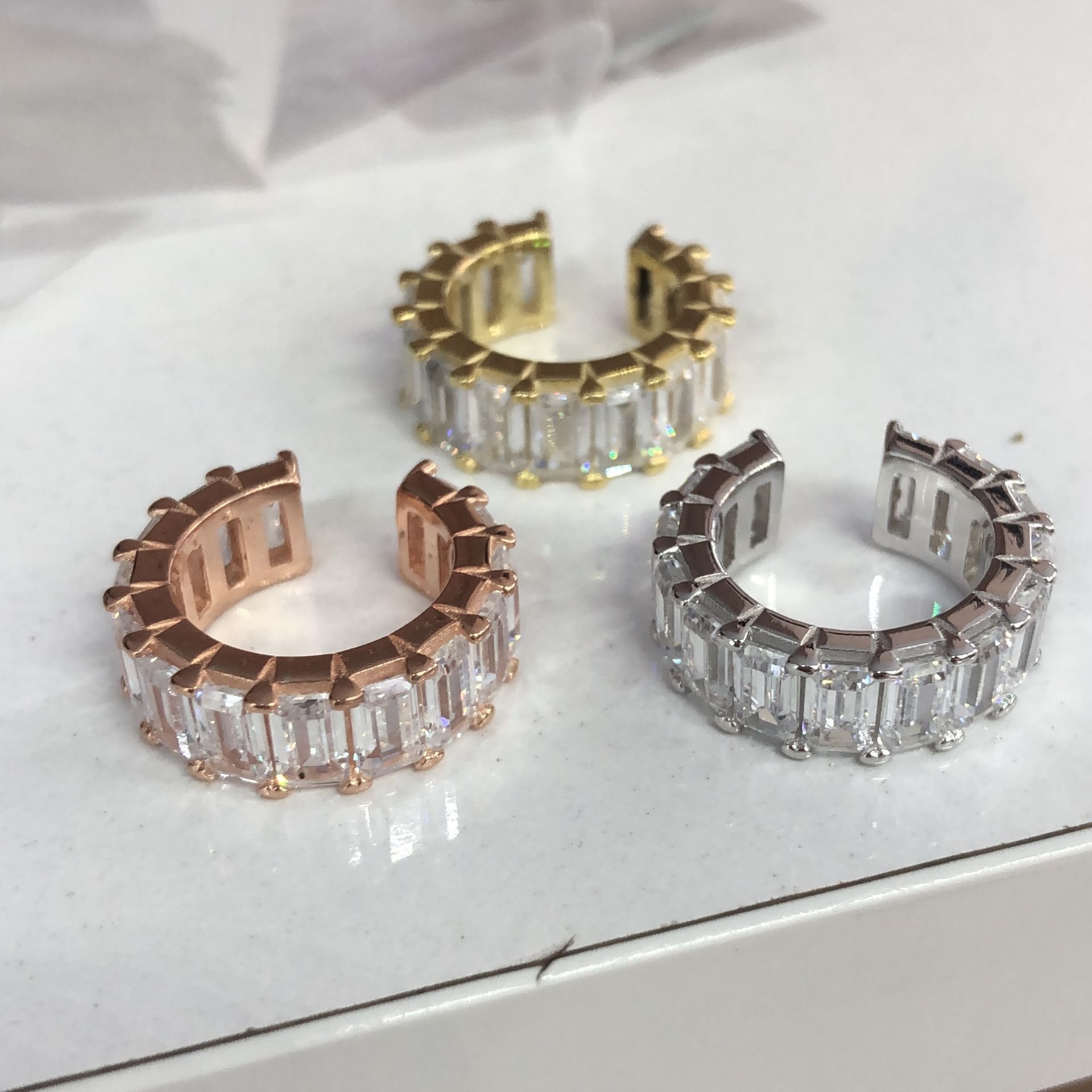 Baget Taşlı Kalın Kıkırdak Küpe