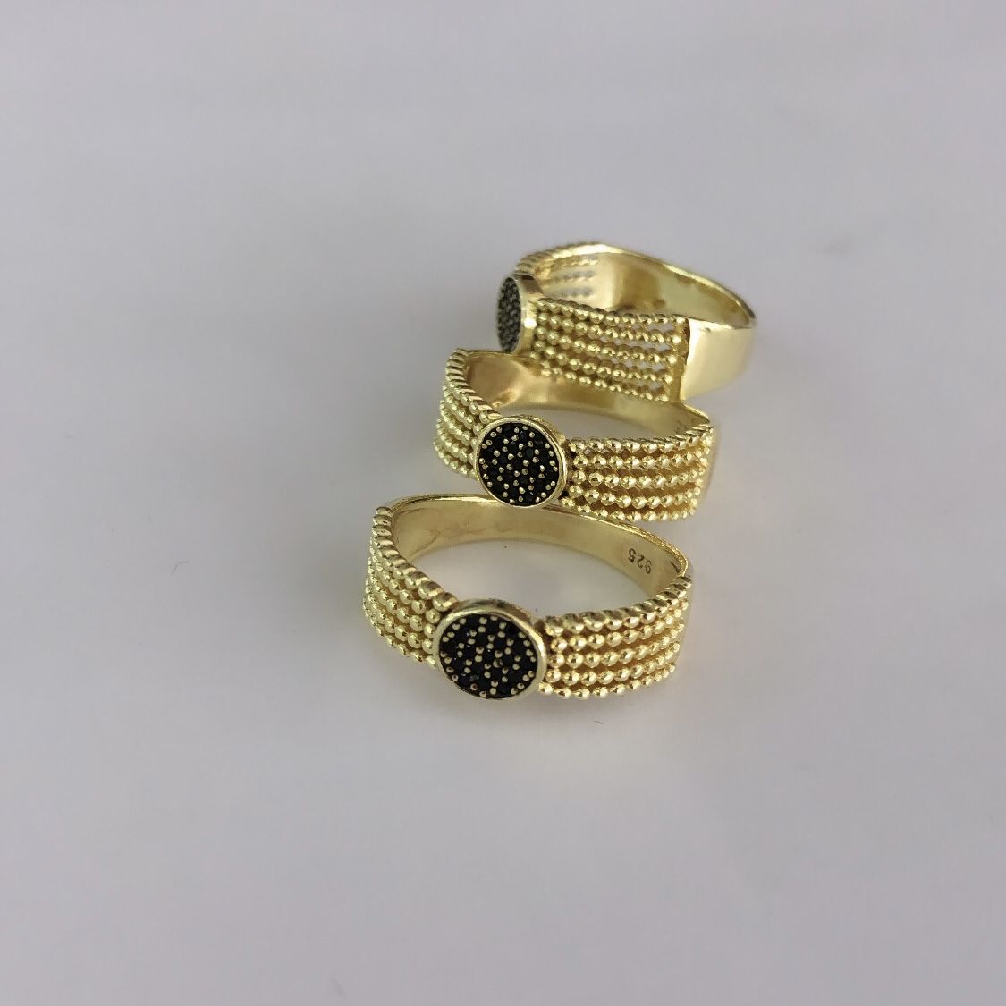 Siyah Taşlı Gold Yüzük